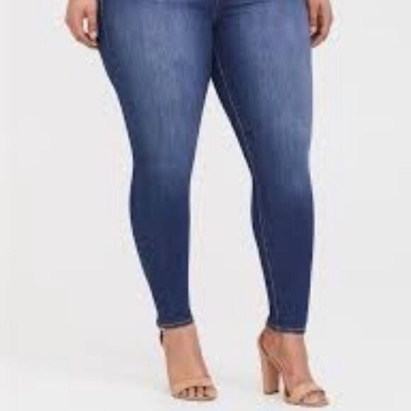 TORRID SKY HIGH‎ SKINNY JEAN - PREMIUM STRETCH MEDIUM WASH - Picture 2 of 9